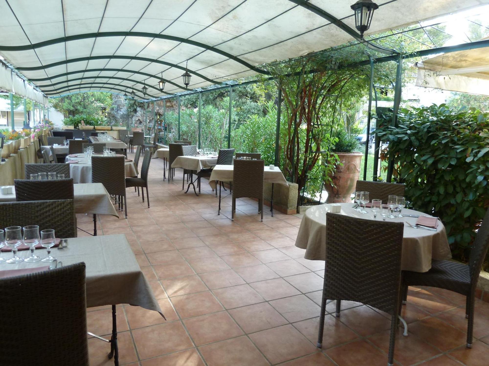 Logis Hotel - Restaurant Residence Les Cedres Villeneuve-lès-Avignon Exterior foto