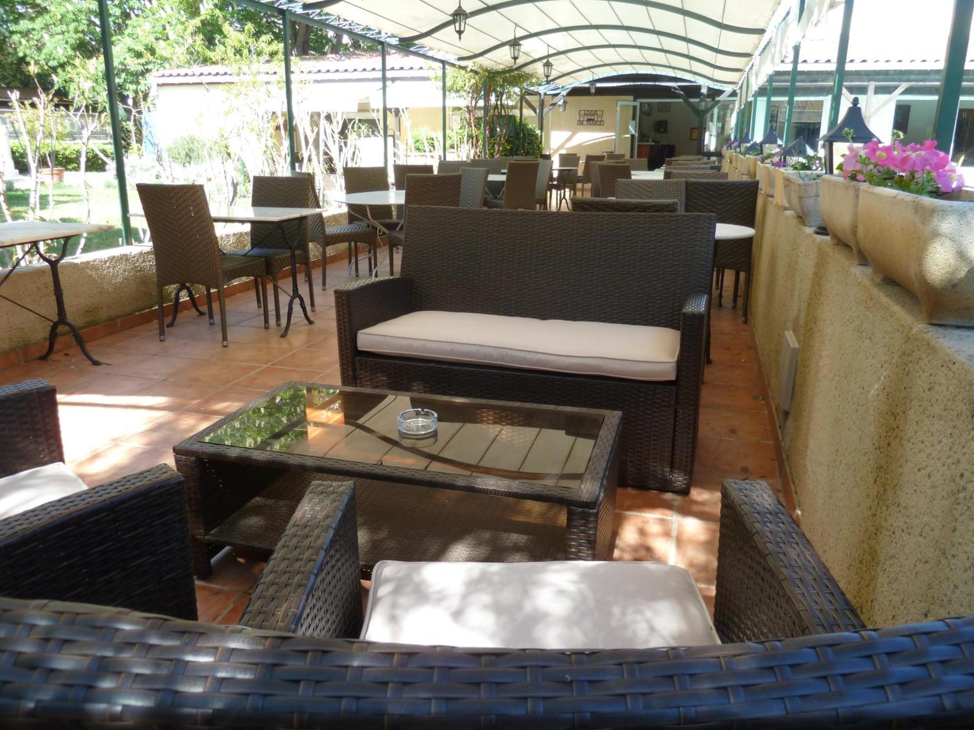 Logis Hotel - Restaurant Residence Les Cedres Villeneuve-lès-Avignon Exterior foto