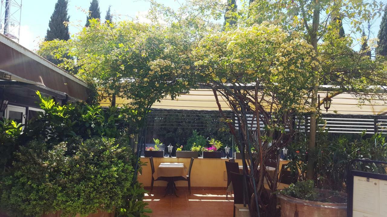 Logis Hotel - Restaurant Residence Les Cedres Villeneuve-lès-Avignon Exterior foto